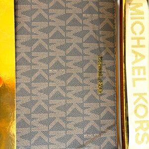 Michael kors hand clutch